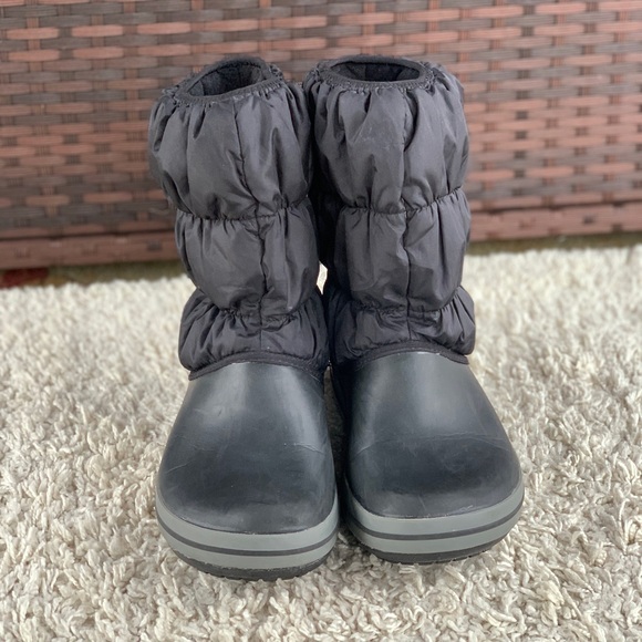Crocs Winter Puff Pull On Mid Boots Blk Quilted Stretch Comfort Waterproof 14694 - Picture 3 of 12